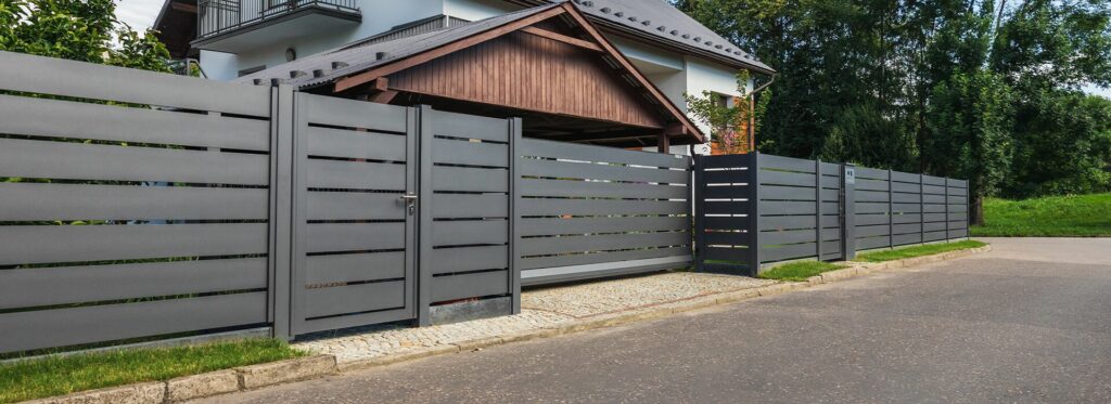 Aluminiowa brama i ogrodzenie przy podjeździe