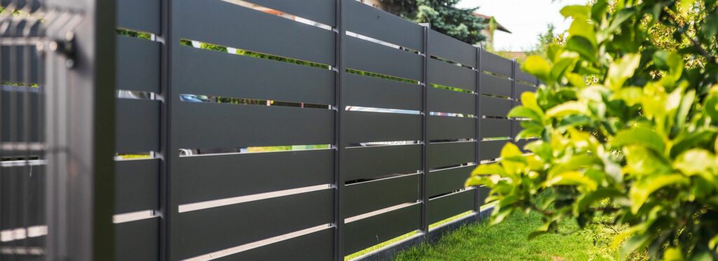 Ciemne aluminiowe ogrodzenie o poziomym układzie