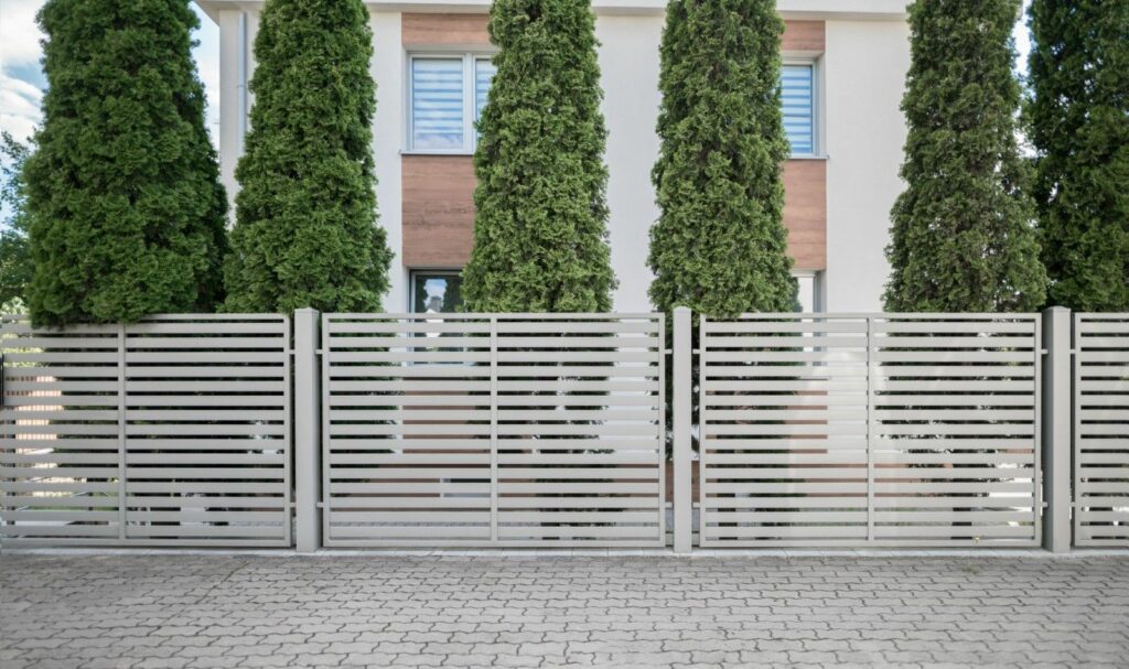 Jasnoszare ogrodzenie o prostej geometrycznej formie