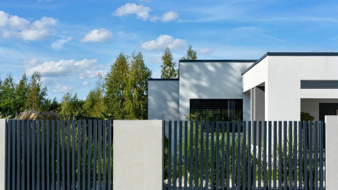 Pionowe ogrodzenie dopasowane do bryły domu