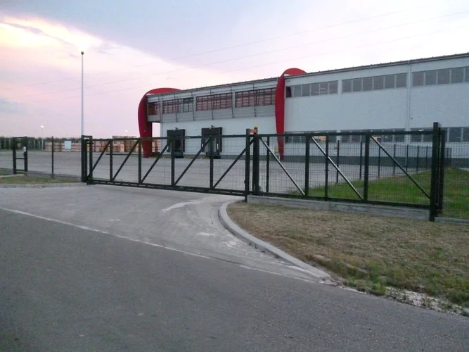 Przemysłowa brama z wypełnieniem panelowym