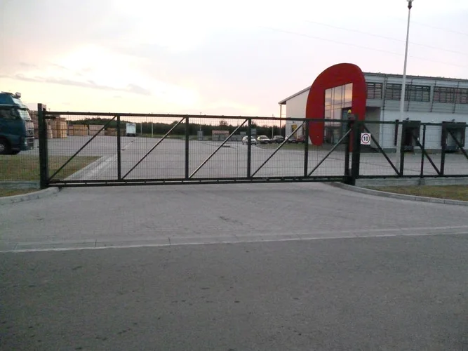 Brama panelowa zamykająca wjazd na teren przemysłowy