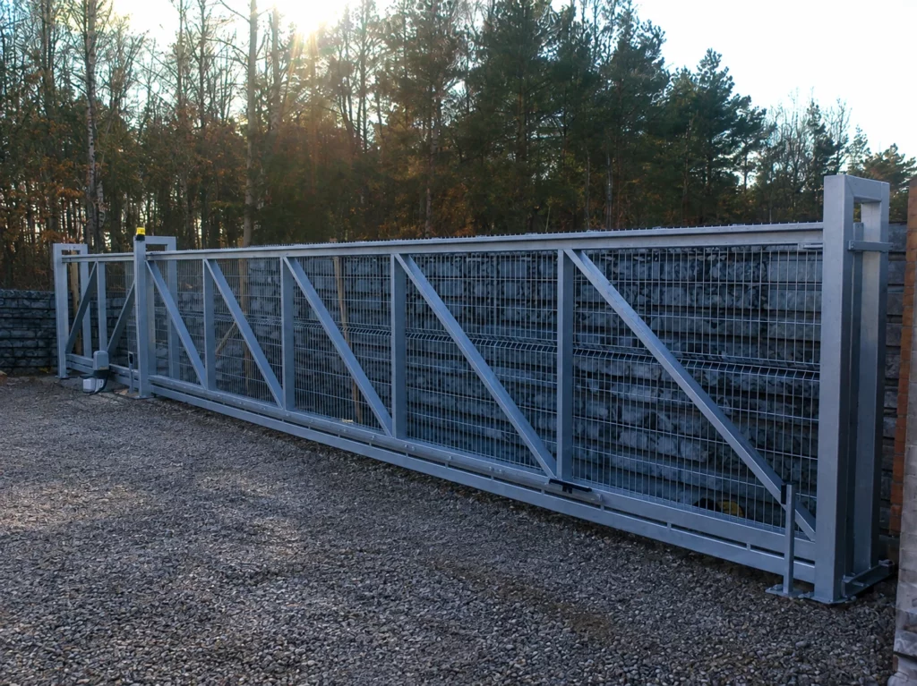 Przemysłowa brama wjazdowa z wypełnieniem siatkowym
