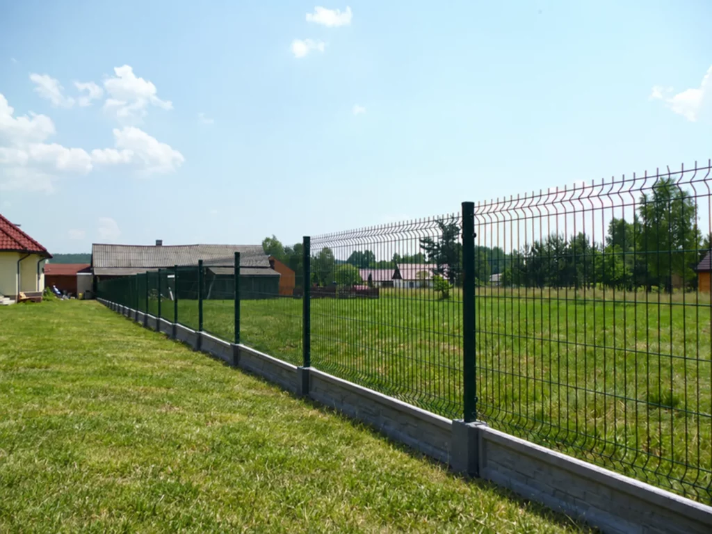Zielone ogrodzenie panelowe na uporządkowanym terenie